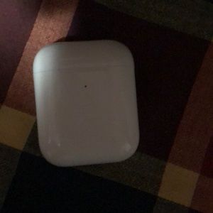 AirPods wireless charging case
